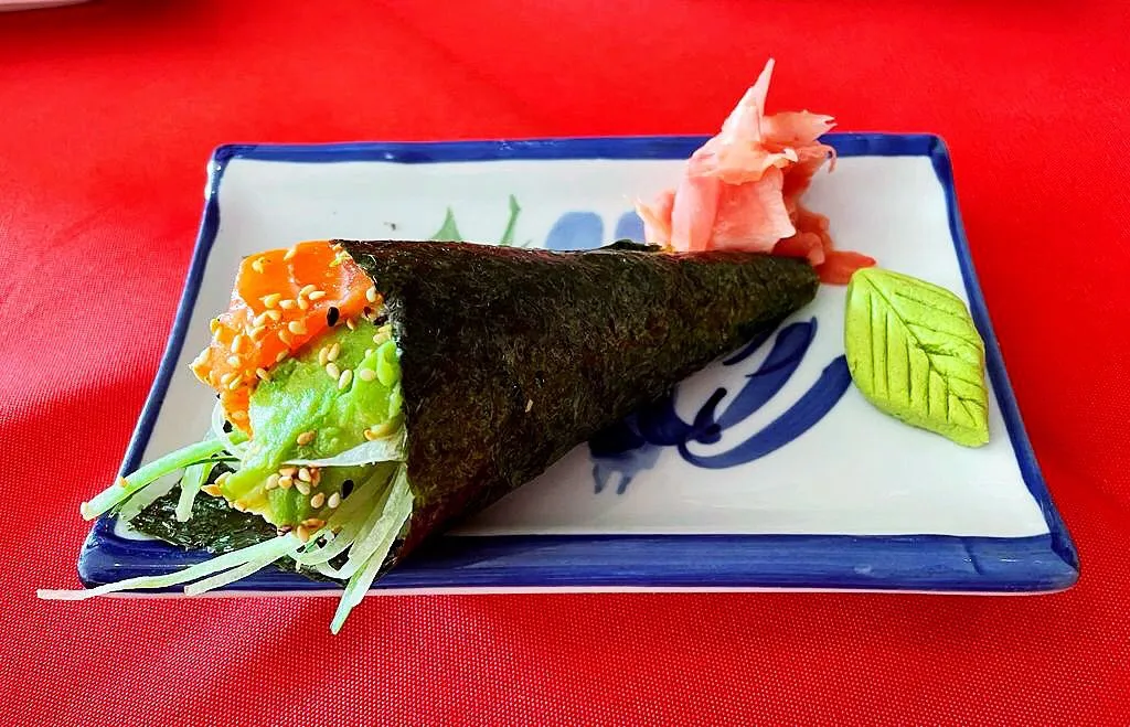 Salmon Hand Roll
